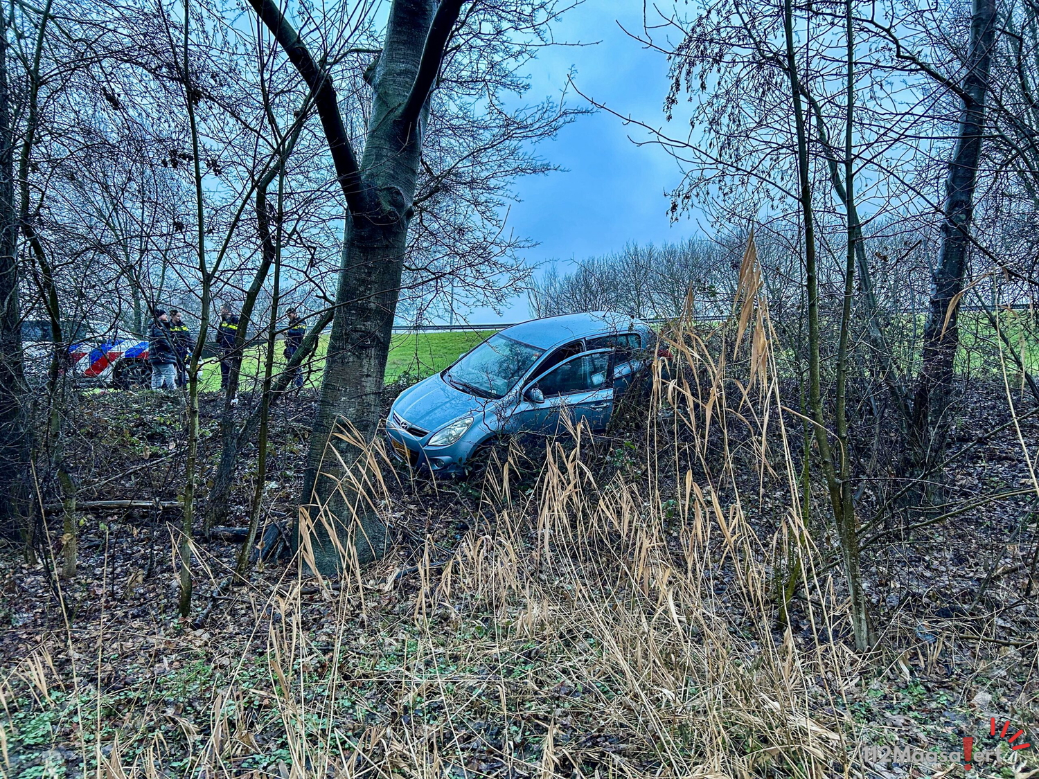 Auto belandt in berm bij ongeval op toerit Maasland richting Vlaardingen