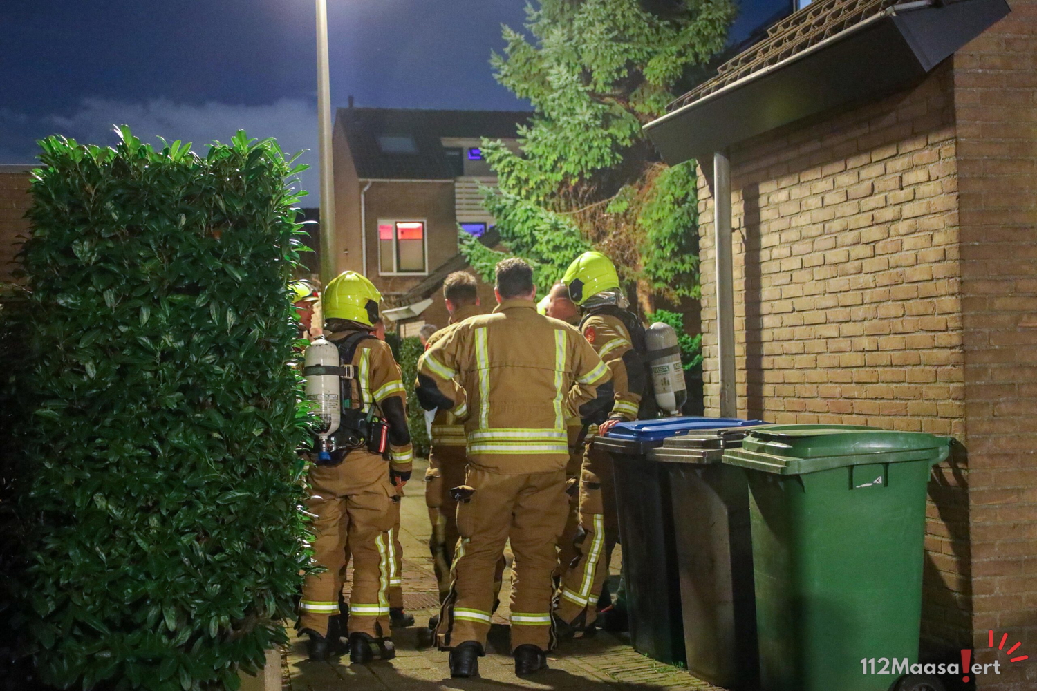 Schoorsteenbrand zorgt voor inzet brandweer aan de Riemtale in Maasland, bewoner krijgt stookverbod