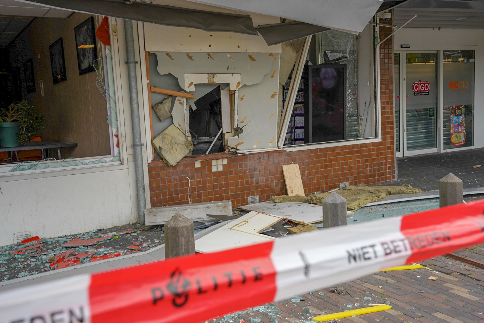 Schoten gelost en enorme ravage na plofkraak aan de Reigerlaan in Vlaardingen